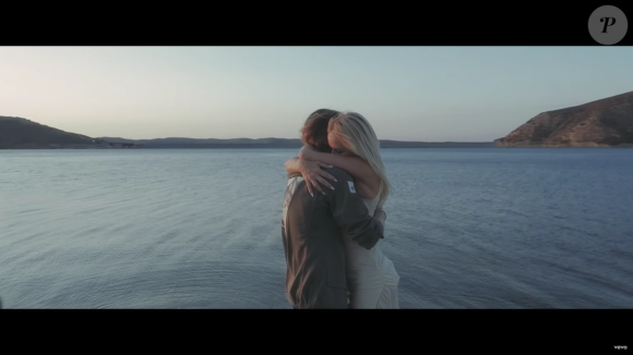 Image extraite du clip "Le Lac" de Julien Doré avec Pamela Anderson, août 2016.