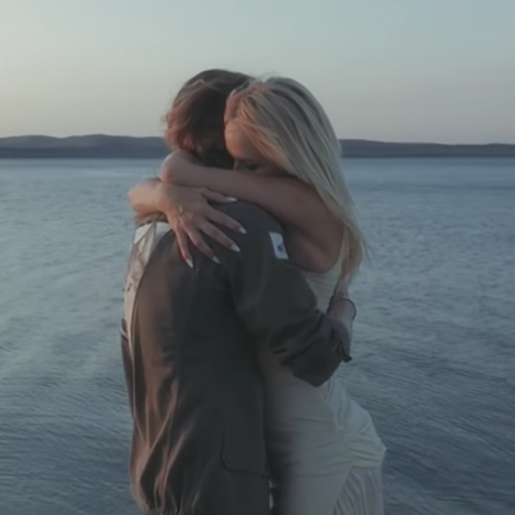 Image extraite du clip "Le Lac" de Julien Doré avec Pamela Anderson, août 2016.