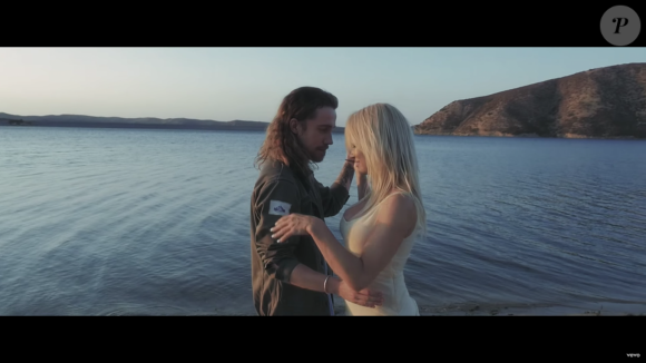 Image extraite du clip "Le Lac" de Julien Doré avec Pamela Anderson, août 2016.