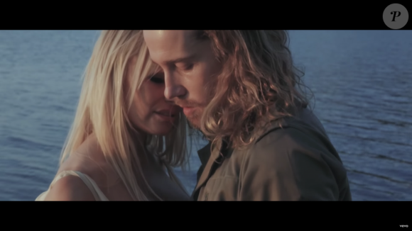 Image extraite du clip "Le Lac" de Julien Doré avec Pamela Anderson, août 2016.