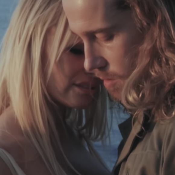 Image extraite du clip "Le Lac" de Julien Doré avec Pamela Anderson, août 2016.