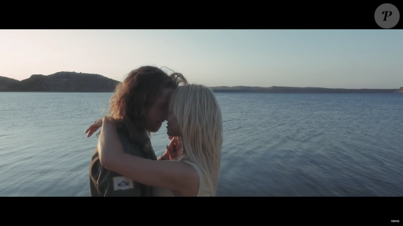 Image extraite du clip "Le Lac" de Julien Doré avec Pamela Anderson, août 2016.