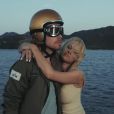 Image extraite du clip "Le Lac" de Julien Doré avec Pamela Anderson, août 2016.