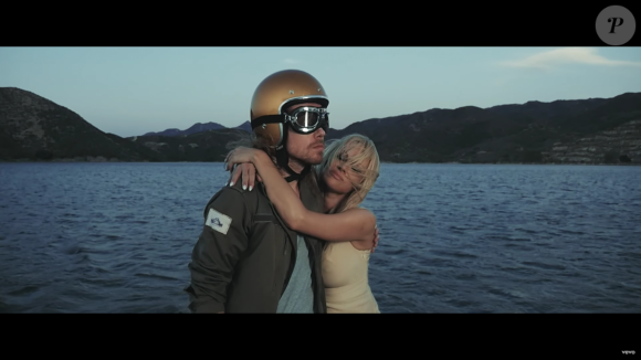 Image extraite du clip "Le Lac" de Julien Doré avec Pamela Anderson, août 2016.