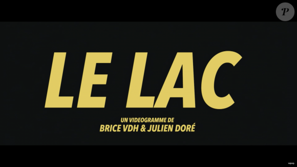 Image extraite du clip "Le Lac" de Julien Doré avec Pamela Anderson, août 2016.