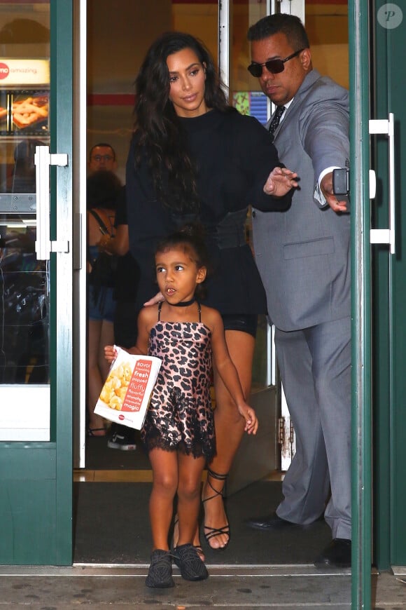 Kim Kardashian, son mari Kanye West et leur fille North à la sortie du cinéma AMC Movie Theater à New York, le 29 août 2016. © CPA/Bestimage
