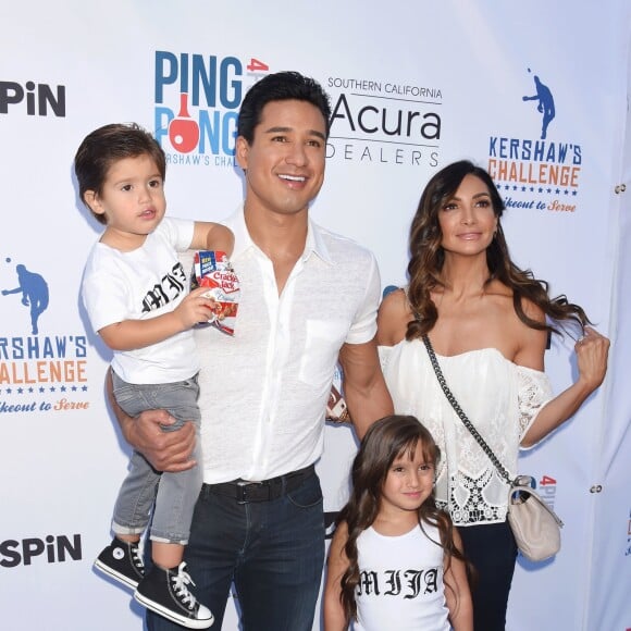 Mario Lopez, sa femme Courtney Laine Mazza et leurs enfants Gia Francesca et Dominic lors de la soirée "4th annual Ping Pong 4 purpose celebrity tournament" organisée par Clayton Kershaw à Los Angeles, le 11 août 2016. © CPA/Bestimage