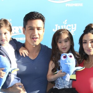 Mario Lopez, sa femme Courtney Mazza et leurs enfants Dominic Lopez et Gia Francesca Lopez lors de la première mondiale de Disney-Pixar "Finding Dory" à Hollywood, le 8 juin 2016.