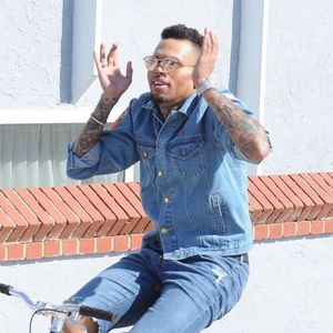 Chris Brown fait du vélo sur le tournage de son nouveau clip vidéo avec DJ Benny Benassi à Santa Monica, le 15 mars 2016