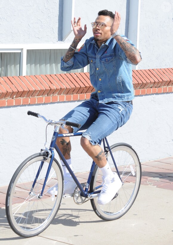 Chris Brown fait du vélo sur le tournage de son nouveau clip vidéo avec DJ Benny Benassi à Santa Monica, le 15 mars 2016