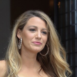 Blake Lively, enceinte, sort d'un immeuble à New York, le 13 juillet 2016.