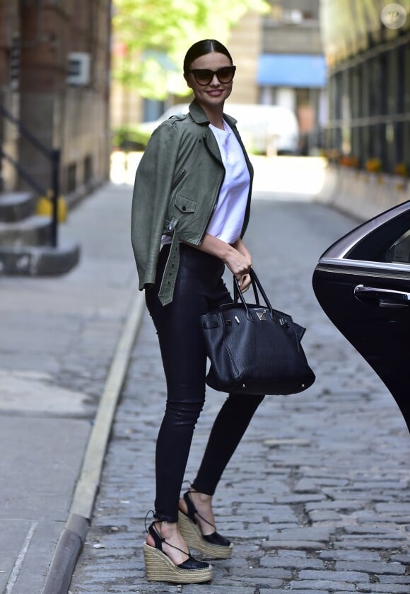 Miranda Kerr se promène dans les rues de New York le 25 mai 2016.