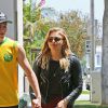 Chloë Grace Moretz et son compagnon Brooklyn Beckham se promènent main dans la main dans les rues de Beverly Hills. Les amoureux sont allés dans un centre dermatologique et ont ensuite déjeuné au restaurant Sugar Fish. le 30 juin 2016