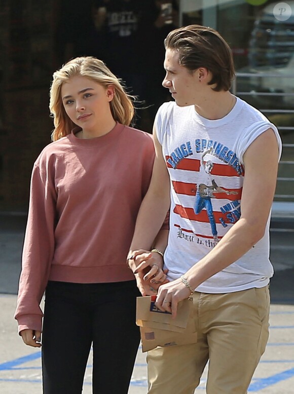 Exclusif -Brooklyn Beckham et sa petite amie Chloë Grace Moretz se promène main dans la main à la sortie d'une pharmacie à Beverly Hills. Les amoureux portent les mêmes chaussures! Le 19 mai 2016