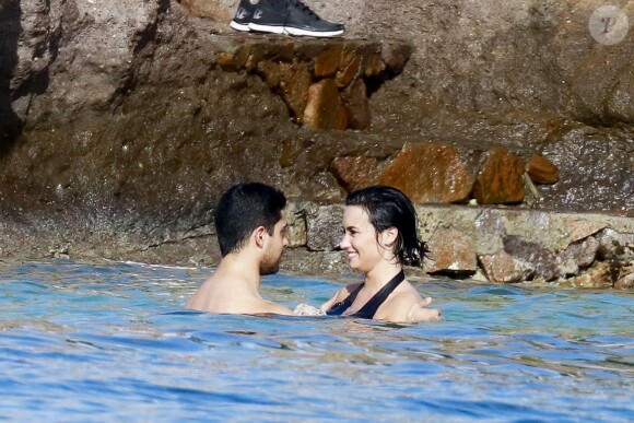 Demi Lovato et Wilmer Valderrama, très amoureux, se baignent lors de leurs vacances avec des amis à Saint-Barthélemy, le 16 décembre 2015.