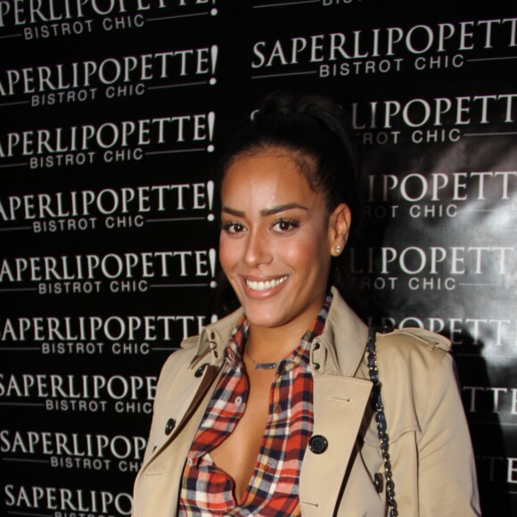 Amel Bent lors de l'inauguration du restaurant "Saperlipopette!" de Norbert Tarayre (Top Chef 3) à Puteaux, le 17 novembre 2014.