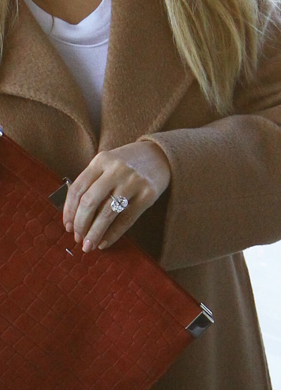 Bague de fiancailles de Kim Kardashian a Los Angeles, le 13 decembre 2013.