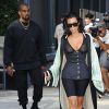 Kanye West et son mari Kim Kardashian se baladent dans les rues de Manahttan à New York City, New York, Etats-Unis, le 30août 2016.