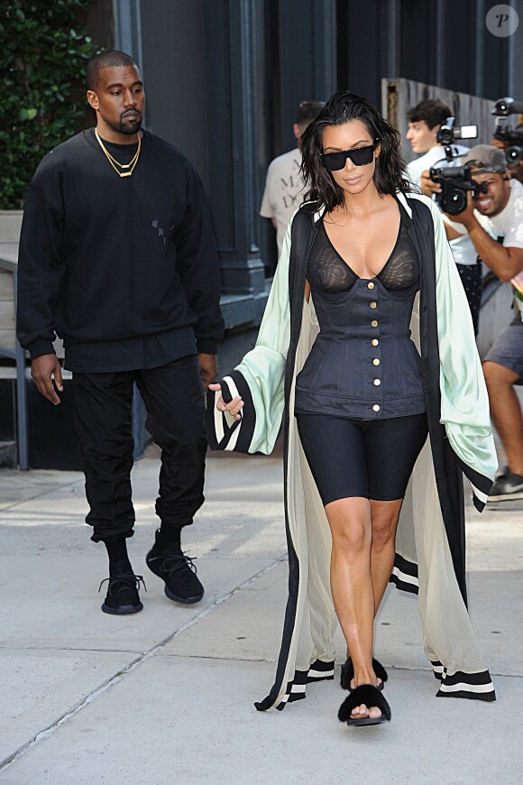 Kanye West et son mari Kim Kardashian se baladent dans les rues de Manahttan à New York City, New York, Etats-Unis, le 30août 2016.