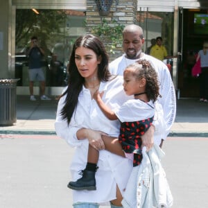 Kim Kardashian avec son mari Kanye West et leur fille North West - La famille Kardashian sort du cinema après vu le film "Finding Dory" à Calabasas le 25 juin 2016.