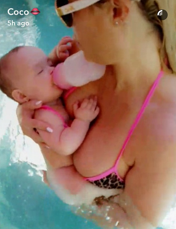 Coco Austin et sa fille Chanel Nicole lors du week-end du Labor Day. La petite porte un bikini assorti à celui de sa mère, imprimé léopard et un noeud ornant l'arrière de leur maillot de bain. Septembre 2016