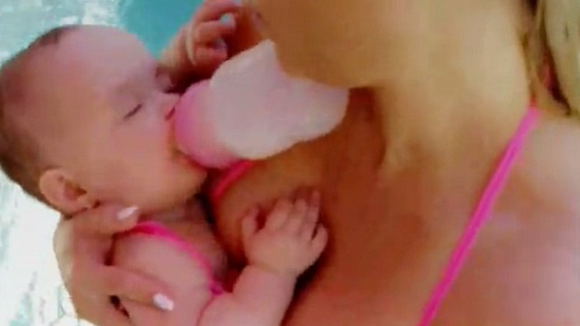 Coco Austin assortie à sa petite Chanel Nicole, 10 mois, en bikini léopard...