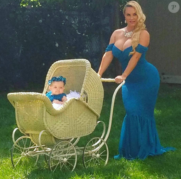 Coco Austin lors d'un shooting photo avec sa fille Chanel Nicole. Photo publiée sur Instagram au mois d'août 2016