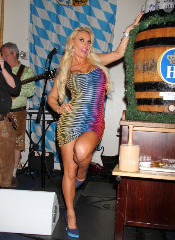 Nicole 'Coco' Austin presente la biere Hofbrauhaus a Las Vegas Le 31 Mai 2013  51116930 'Peepshow' star Nicole 'Coco' Austin taps the keg at Hofbrauhaus in Las Vegas, Nevada on May 31, 2013. Her husband, Ice T was also there to support her.31/05/2013 - Las Vegas