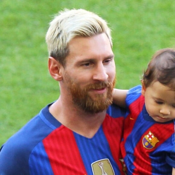 Lionel Messi, sa femme Antonella et leurs enfants Mateo et Thiago - Match FC Barcelone - Betis Seville au Camp Nou. Barcelone, le 20 août 2016.