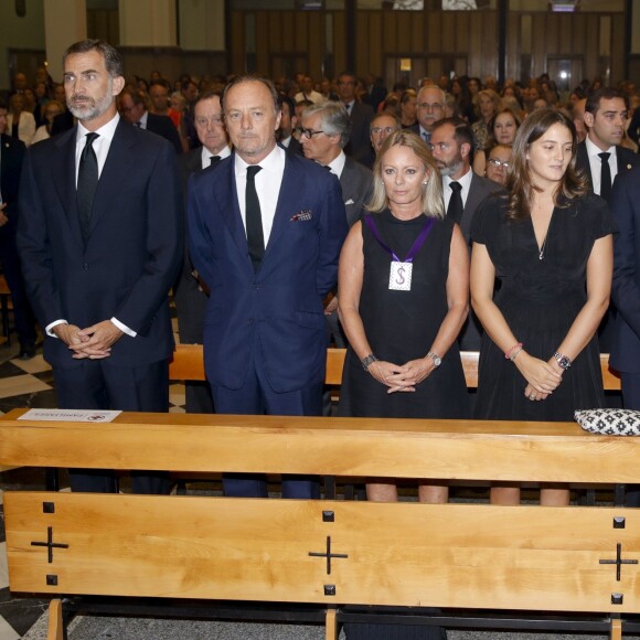 Le roi Felipe VI d'Espagne, Pablo et Flavia Hohenlohe, frère et soeur du défunt, Victoria de Hohenlohe-Langenburg y Medina et son frère Alexander, ses enfants, et María del Prado Muguiro, sa veuve, lors de la messe d'obsèques de Marco de Hohenlohe-Langenburg, 19e duc de Medinaceli, le 6 septembre 2016 en la basilique de Nuestro Padre Jesus de Medinaceli à Madrid.