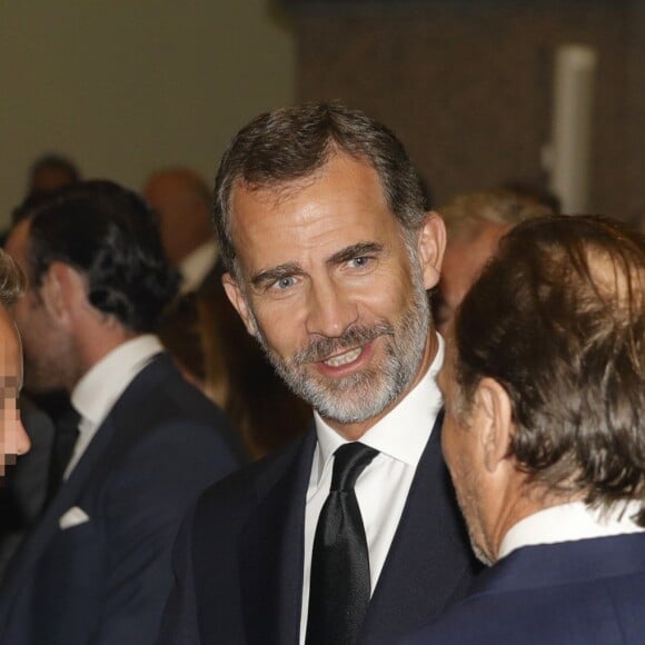 Le roi Felipe VI d'Espagne, Pablo Hohenlohe et son fils Alexander de Hohenlohe-Langenburg lors de la messe d'obsèques à la mémoire de Marco de Hohenlohe-Langenburg, 19e duc de Medinaceli, le 6 septembre 2016 en la basilique de Nuestro Padre Jesus de Medinaceli à Madrid.