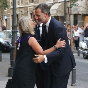 Flavia Hohenlohe accueille le roi Felipe VI d'Espagne lors de la messe d'obsèques à la mémoire de Marco de Hohenlohe-Langenburg, 19e duc de Medinaceli, le 6 septembre 2016 en la basilique de Nuestro Padre Jesus de Medinaceli à Madrid.