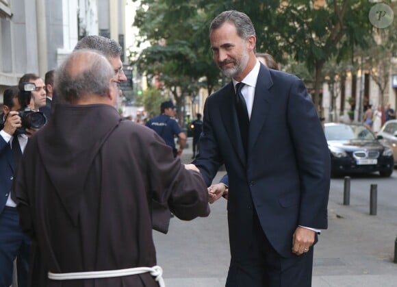 Le roi Felipe VI d'Espagne arrive pour la messe d'obsèques à la mémoire de Marco de Hohenlohe-Langenburg, 19e duc de Medinaceli, le 6 septembre 2016 en la basilique de Nuestro Padre Jesus de Medinaceli à Madrid.