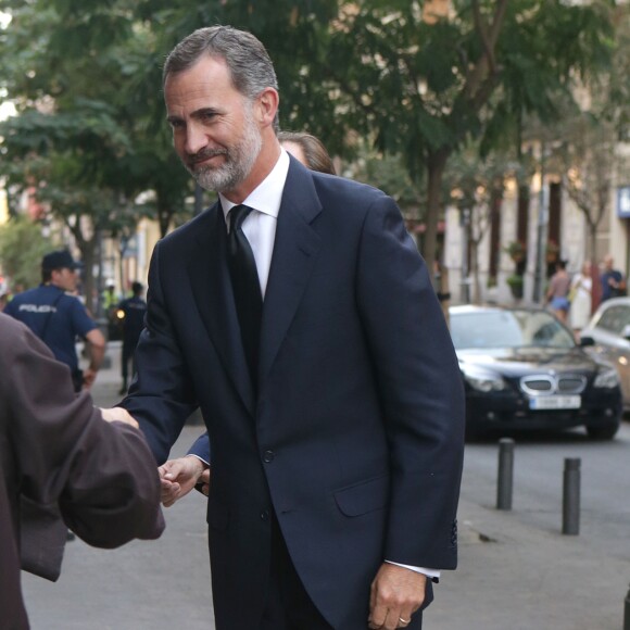 Le roi Felipe VI d'Espagne arrive pour la messe d'obsèques à la mémoire de Marco de Hohenlohe-Langenburg, 19e duc de Medinaceli, le 6 septembre 2016 en la basilique de Nuestro Padre Jesus de Medinaceli à Madrid.