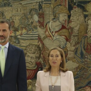 Le roi Felipe VI d'Espagne reçoit la présidente du Congrès des députés d'Espagne Ana Pastor à Madrid le 5 septembre 2016.