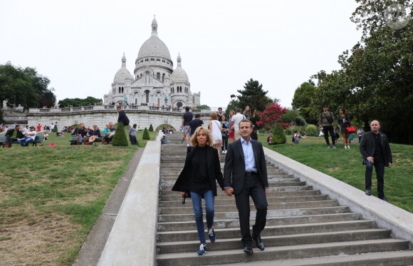 Emmanuel Macron et sa femme Brigitte Trogneux quittent la Maison de la Radio et vont déjeuner à Montmartre le 4 septembre 2016. Brigitte accompagnait son mari Emmanuel à la Maison de la radio pour faire une émission à l'invitation de France-Inter... Ensuite, comme à leur habitude ils ont été déjeuner dans leur restaurant préféré "La Cave des Abesses" puis ils se sont promenés sur la Butte Montmartre comme ils aiment le faire chaque dimanche. Le 4 septembre 2016.