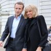 Emmanuel Macron et sa femme Brigitte Trogneux quittent la Maison de la Radio et vont déjeuner à Montmartre le 4 septembre 2016. Brigitte accompagnait son mari Emmanuel à la Maison de la radio pour faire une émission à l'invitation de France-Inter... Ensuite, comme à leur habitude ils ont été déjeuner dans leur restaurant préféré "La Cave des Abesses" puis ils se sont promenés sur la Butte Montmartre comme ils aiment le faire chaque dimanche. Le 4 septembre 2016.