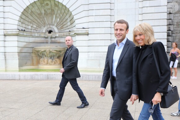 Emmanuel Macron et sa femme Brigitte Trogneux quittent la Maison de la Radio et vont déjeuner à Montmartre le 4 septembre 2016. Brigitte accompagnait son mari Emmanuel à la Maison de la radio pour faire une émission à l'invitation de France-Inter... Ensuite, comme à leur habitude ils ont été déjeuner dans leur restaurant préféré "La Cave des Abesses" puis ils se sont promenés sur la Butte Montmartre comme ils aiment le faire chaque dimanche. Le 4 septembre 2016.
