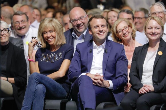 Emmanuel Macron et sa femme Brigitte Trogneux durant le premier meeting du rassemblement "En Marche !" à la Mutualité à Paris, France, le 12 juillet 2016. © Stéphane Allaman/BestImage