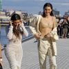 Kim Kardashian et Kendall Jenner, toute de crème vêtue pour le défilé YEEZY (collection SEASON 4) au Franklin D. Roosevelt Four Freedoms Park. New York le 7 septembre 2016.