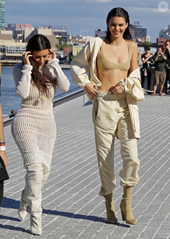 Kim Kardashian et Kendall Jenner, toute de crème vêtue pour le défilé YEEZY (collection SEASON 4) au Franklin D. Roosevelt Four Freedoms Park. New York le 7 septembre 2016.