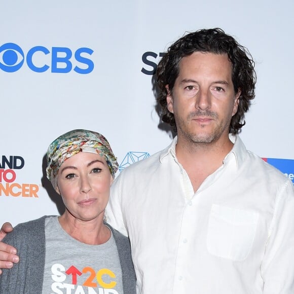 Shannen Doherty soutenue par son mari Kurt Iswarienko le 9 septembre 2016 au Walt Disney Concert Hall à Los Angeles pour la soirée de bienfaisance télévisée au profit de la lutte contre le cancer Stand Up to Cancer.