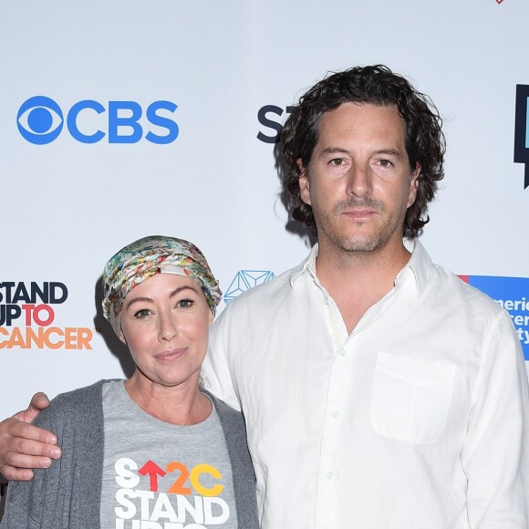 Shannen Doherty soutenue par son mari Kurt Iswarienko le 9 septembre 2016 au Walt Disney Concert Hall à Los Angeles pour la soirée de bienfaisance télévisée au profit de la lutte contre le cancer Stand Up to Cancer.