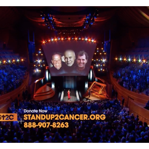 Céline Dion lors de son interprétation de Recovering, chanson écrite pour elle par Pink, lors de la soirée télévisée de bienfaisance Stand up to Cancer produite par Bradley Cooper, le 9 septembre 2016 à Los Angeles. Des photos de son père Adhémar, son mari René et son frère Daniel, tous trois emportés par la maladie, ont défilé.