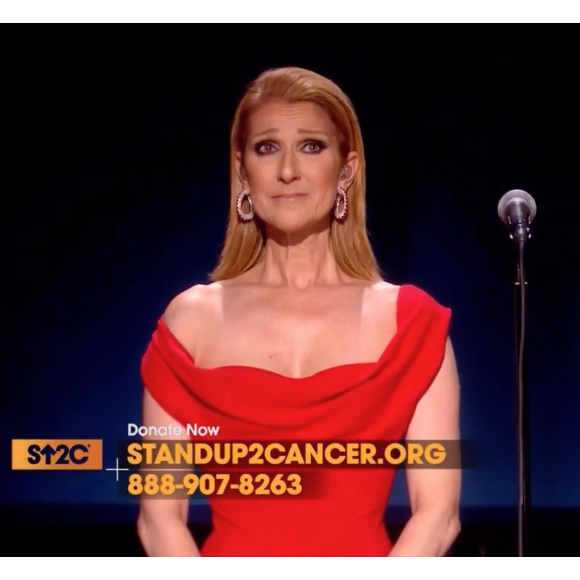 Céline Dion émue aux larmes à l'issue de son interprétation de Recovering, chanson écrite pour elle par Pink, lors de la soirée télévisée de bienfaisance Stand up to Cancer produite par Bradley Cooper, le 9 septembre 2016 à Los Angeles. Des photos de son père Adhémar, son mari René et son frère Daniel, tous trois emportés par la maladie, ont défilé.