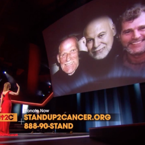 Céline Dion tournée vers l'écran géant pour saluer la mémoire de son père Adhémar, son mari René et son frère Daniel après son interprétation de Recovering, chanson écrite pour elle par Pink, lors de la soirée télévisée de bienfaisance Stand up to Cancer produite par Bradley Cooper, le 9 septembre 2016 à Los Angeles.