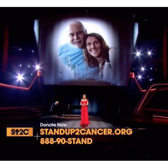 Céline Dion lors de son interprétation de Recovering, chanson écrite pour elle par Pink, lors de la soirée télévisée de bienfaisance Stand up to Cancer produite par Bradley Cooper, le 9 septembre 2016 à Los Angeles. Des photos de son père Adhémar, son mari René et son frère Daniel, tous trois emportés par la maladie, ont défilé.
