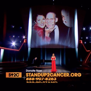 Céline Dion lors de son interprétation de Recovering, chanson écrite pour elle par Pink, lors de la soirée télévisée de bienfaisance Stand up to Cancer produite par Bradley Cooper, le 9 septembre 2016 à Los Angeles. Des photos de son père Adhémar, son mari René et son frère Daniel, tous trois emportés par la maladie, ont défilé.