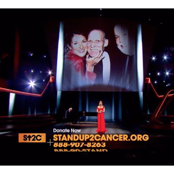 Céline Dion lors de son interprétation de Recovering, chanson écrite pour elle par Pink, lors de la soirée télévisée de bienfaisance Stand up to Cancer produite par Bradley Cooper, le 9 septembre 2016 à Los Angeles. Des photos de son père Adhémar, son mari René et son frère Daniel, tous trois emportés par la maladie, ont défilé.