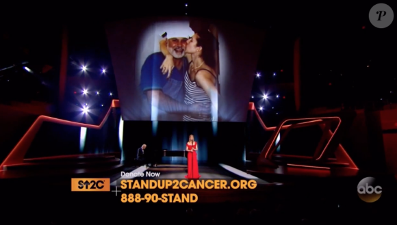 Céline Dion lors de son interprétation de Recovering, chanson écrite pour elle par Pink, lors de la soirée télévisée de bienfaisance Stand up to Cancer produite par Bradley Cooper, le 9 septembre 2016 à Los Angeles. Des photos de son père Adhémar, son mari René et son frère Daniel, tous trois emportés par la maladie, ont défilé.